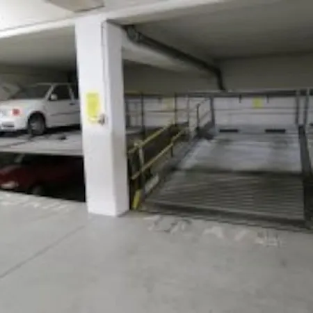 아파트 Turquoise Flat With Garage On Subway *